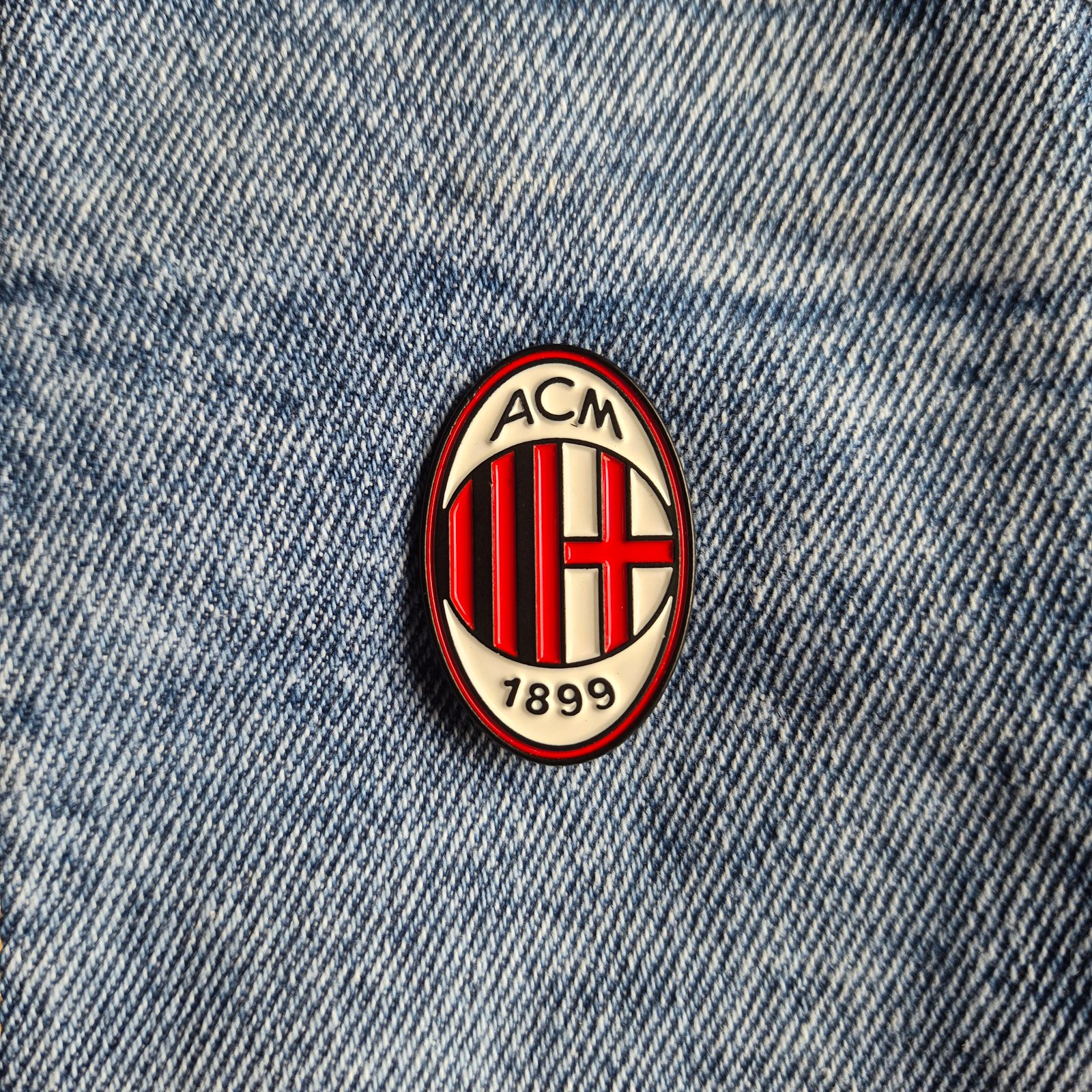 Pin Milan